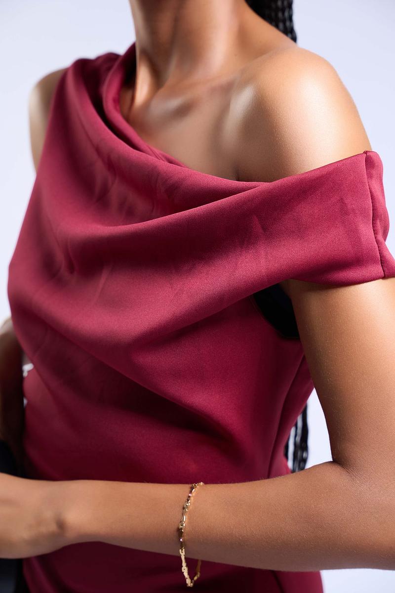Robe satinée épaules nues